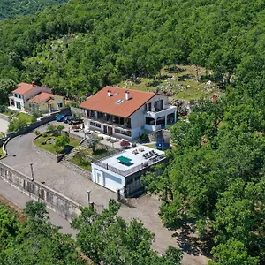 https://grosses-reihenhaus-mit-viel-grun-und-meerblick.primorje-gorskikotar.com